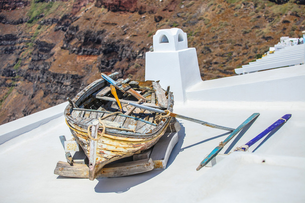 Starych łodzi na dachu domu i kolorowy stare schody w Santorini, Grecja - Zdjęcie, obraz