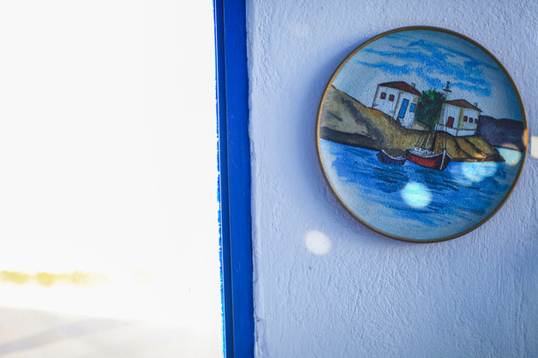 階段での典型的な青い扉。サントリーニ島、ギリシャ - 写真・画像