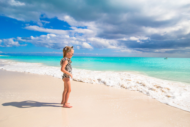 Adorable little girl on white beach during tropical vacation - Foto, Imagen