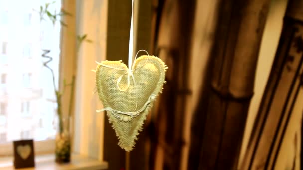 Decoración de corazón de lino hecha a mano en los apartamentos interiores
 - Imágenes, Vídeo