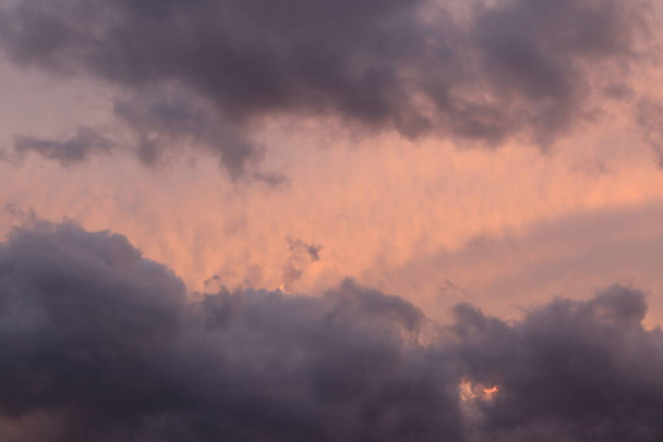 schöner Himmel bei Sonnenuntergang mit Wolken - Foto, Bild