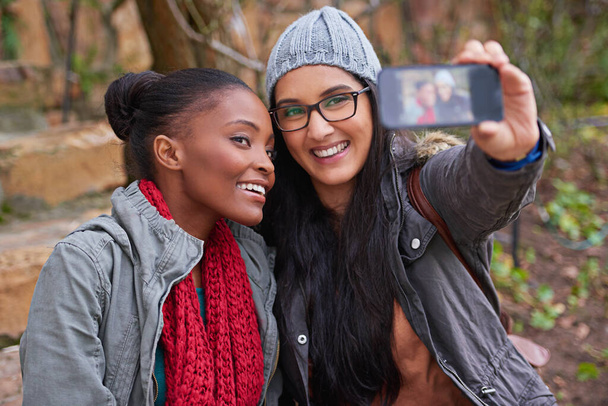 Щасливі моменти в коледжі. дві жінки-друзі беруть селфі в кампусі
 - Фото, зображення