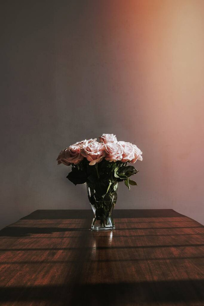 Belle rose rosa in un vaso su un tavolo - Foto, immagini