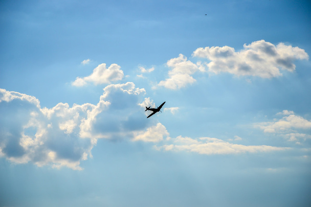 Spitfire en vol sur ciel nuageux bleu au-dessus de Bratislava
 - Photo, image