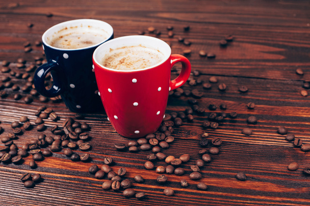 Δύο φλιτζάνια καφέ με κόκκους καφέ - Φωτογραφία, εικόνα
