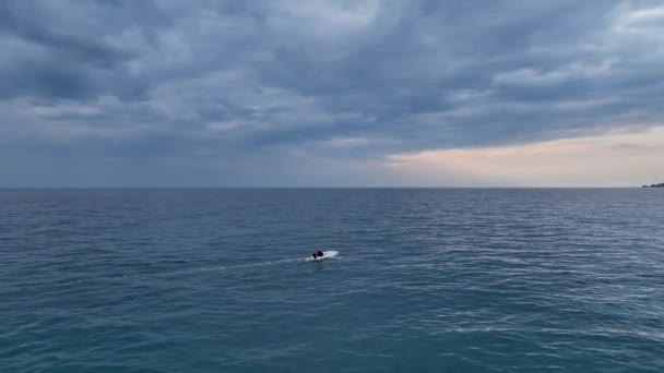 Eenzame visser vangt vis bij zonsondergang blauwe lucht - Video