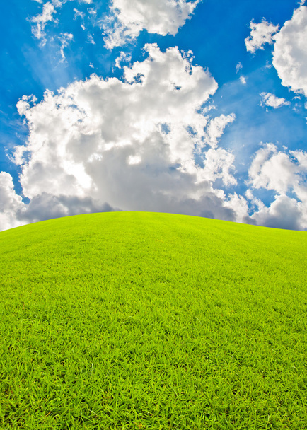 groene heuvel en bkue hemel met lichtbundel - Foto, afbeelding
