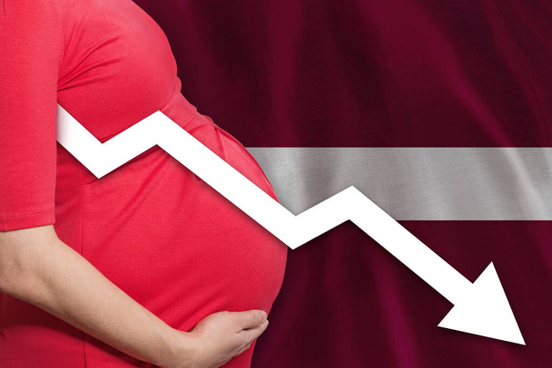 Латвійська вагітна жінка на латиському прапорі. Рівень народжуваності - Фото, зображення