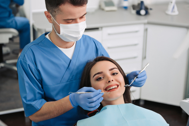 Frau lässt Zähne beim Zahnarzt untersuchen - Foto, Bild