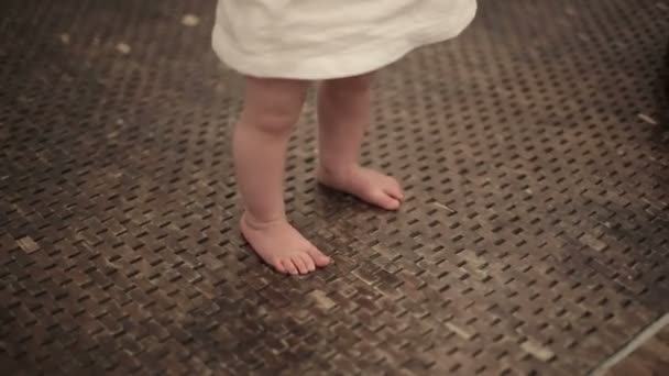 Baby learns to walk - Video, Çekim