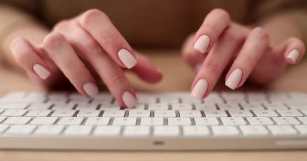 A programozó nő gépel a billentyűzeten. Informatikai és informatikai karrier - Felvétel, videó