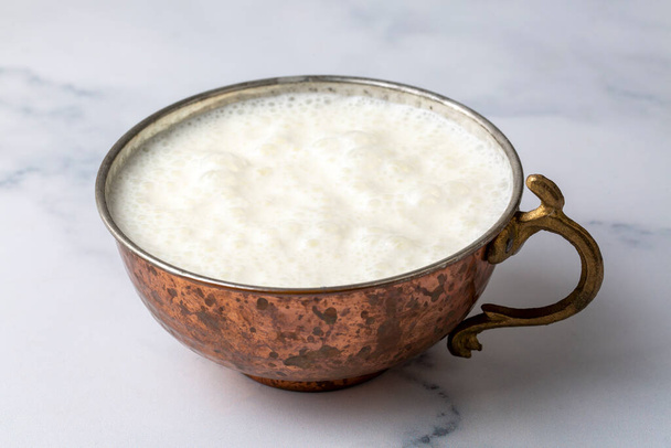 Ayran - Bebida tradicional de yogur turco en una taza de cobre - Foto, Imagen