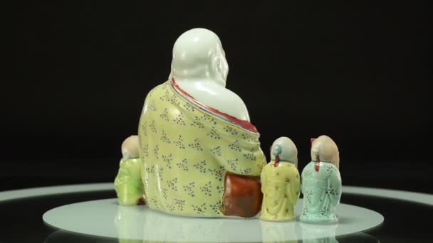 Βούδα με τρεις σοφοί σε μια περιστρεφόμενη πλάκα - Πλάνα, βίντεο