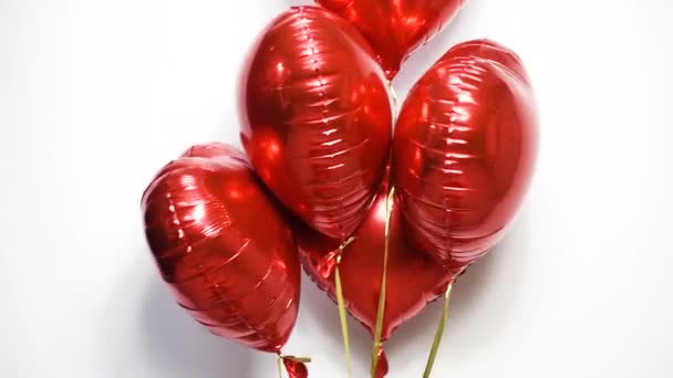 Punaisen sydämen muotoisia ilmapalloja. Juhlimme ystävänpäivää. Monet ilmapalloja ilmassa ja paikka tekstiä, loma, lentävät ilmassa. Naisten päivä, kosinta, häät - Materiaali, video