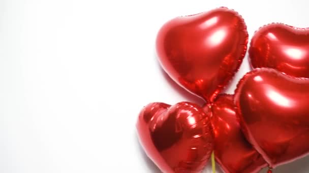 Kırmızı bir kalp şeklinde balonlar var. Sevgililer Günü 'nü kutluyoruz. Havada ve havada mesaj, tatil, havada uçmak için bir sürü balon var. Kadınlar Günü, evlilik teklifi, düğün. - Video, Çekim
