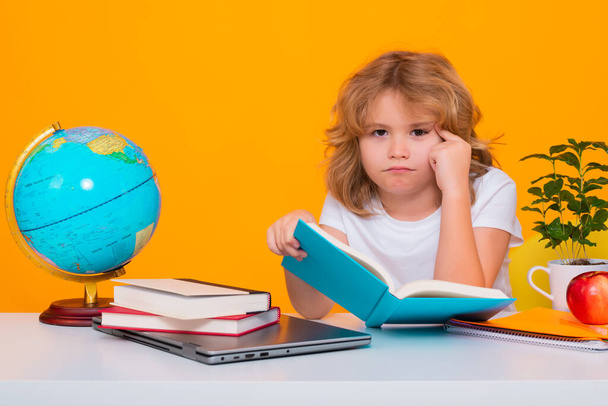 Школьный ребенок читает книгу. Школа и дети. Милый блондинка ребенок с книгой обучения. День знаний - Фото, изображение