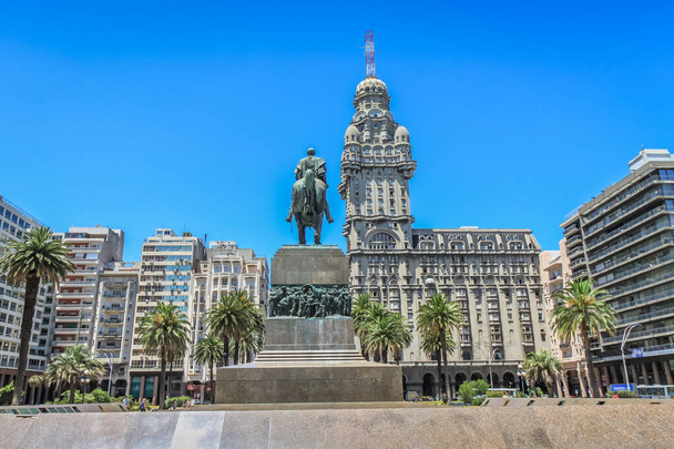 Central Independence square, Plaza del Independencia, in the city of Montevideo, Uruguay - Zdjęcie, obraz