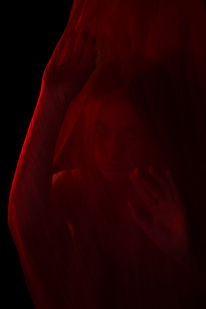 Kırmızı kumaş ile poz kız - Fotoğraf, Görsel