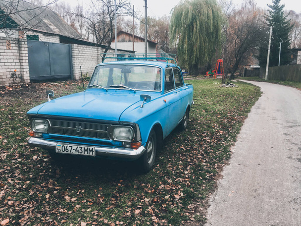 Chernihiv, Ukraine - November 5, 2022: Old Moskvich car parked on the street. Moskvich combi - Foto, immagini