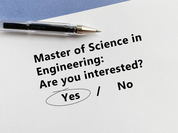 Κάποιος απαντά σε ερώτηση για περαιτέρω εκπαίδευση. Ενδιαφέρεται για το μάστερ της επιστήμης στη μηχανική.. - Φωτογραφία, εικόνα