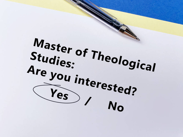 Κάποιος απαντά σε ερώτηση για περαιτέρω εκπαίδευση. Ενδιαφέρεται για τον δάσκαλο των θεολογικών σπουδών.. - Φωτογραφία, εικόνα