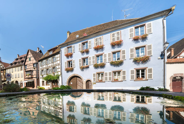 Kolorowe domy w Eguisheim, Alzacja, Francja - Zdjęcie, obraz