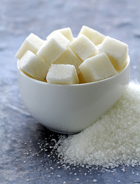 Azúcar granulado blanco y azúcar refinada sobre un fondo gris
 - Foto, imagen