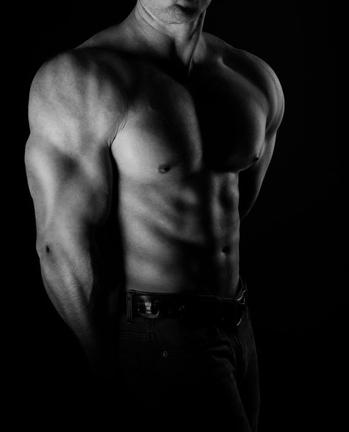 bodybuilder poseren - Foto, afbeelding