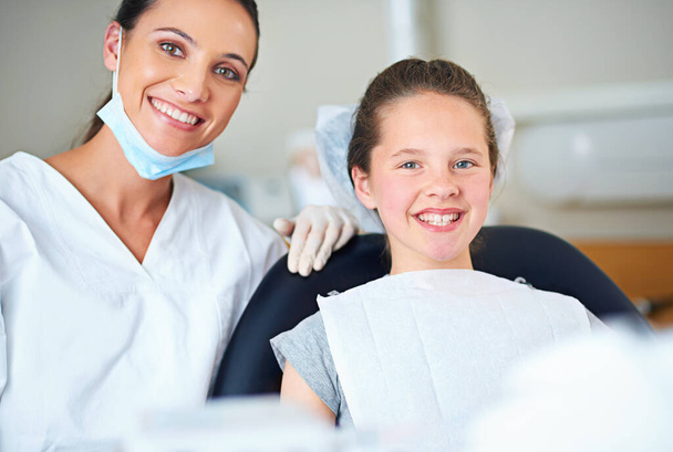 Mój dentysta jest najlepszy. Portret kobiety dentysty i dziecka w gabinecie dentystycznym - Zdjęcie, obraz