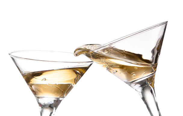 deux vins tourbillonnant dans un verre à martini à gobelet, isolés sur fond blanc
 - Photo, image