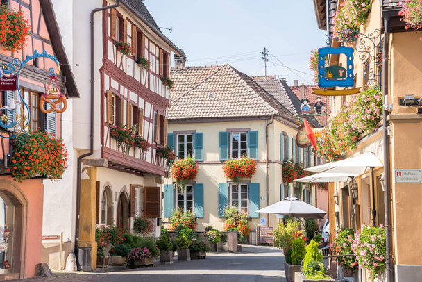 Kolorowe domy w Eguisheim, Alzacja, Francja - Zdjęcie, obraz