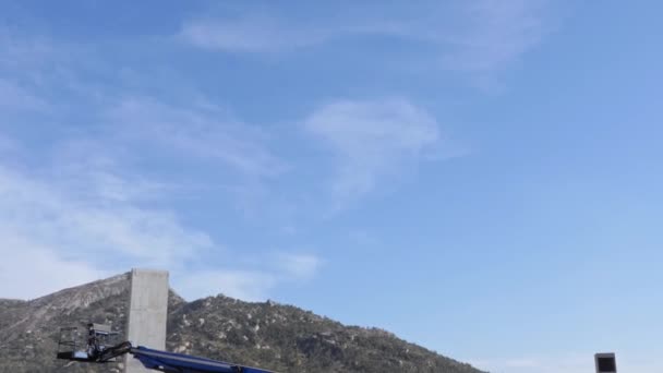 Una vista panorámica de la estatua de Adiyogi Shiva bajo el cielo azul durante el día soleado - Imágenes, Vídeo