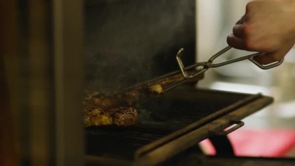 El proceso profesional de cocinar carne en la parrilla. Imágenes FullHD de alta calidad - Metraje, vídeo