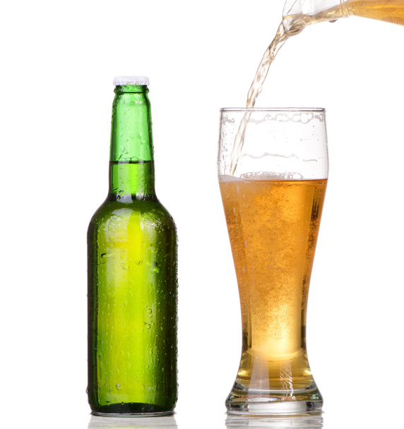 gieten van bier uit fles geïsoleerd op witte achtergrond - Foto, afbeelding