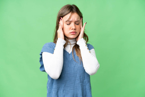 Menina sobre isolado croma chave fundo com dor de cabeça - Foto, Imagem