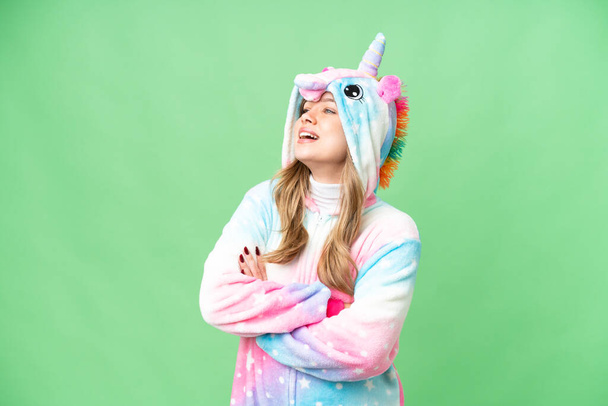 Chica joven con pijama de unicornio sobre fondo de croma clave aislado feliz y sonriente - Foto, imagen