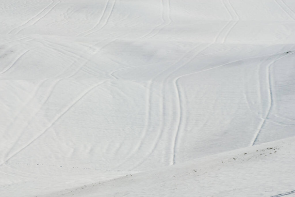 zasněžené louky, zasněžená pole pro sjezdové lyžování - Fotografie, Obrázek