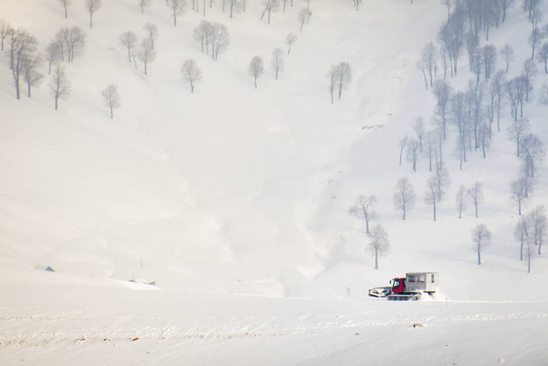 Snowcat with cabin to take skiers snowboarders freeride downhill in remote caucasus mountains. Ratrak in - Foto, Imagem