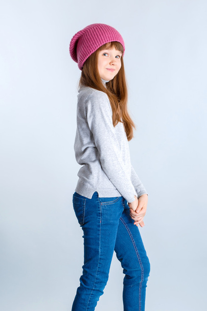 Menina criança usando chapéu de malha rosa
 - Foto, Imagem