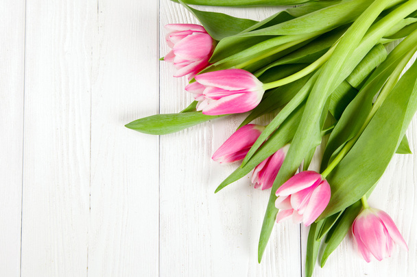 schöne Tulpen auf weißem Holz Hintergrund - Foto, Bild