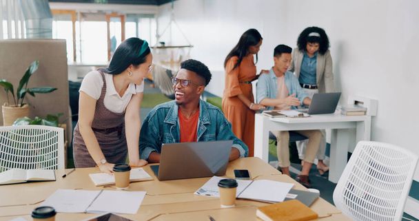 Teamwork, laptop en zakelijke mensen vuist hobbel in het kantoor voor succes te vieren. Training, coaching en Aziatische vrouw onderwijs zwarte man, ondersteuning en advies tijdens het vieren na het oplossen van probleem - Foto, afbeelding