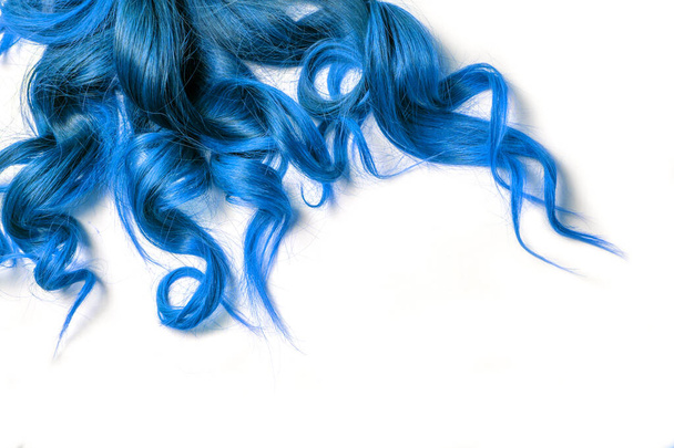 İzole edilmiş beyaz arka planda uzun mavi kıvırcık saçlar . - Fotoğraf, Görsel