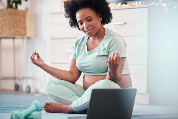 Laptop, zwangere zwarte vrouw en yoga-oefening in huis voor fitness, wellness en gezondheid. Zen lotus, zwangerschap en toekomstige moeder met computer voor virtuele training of streaming online pilates klasse - Foto, afbeelding