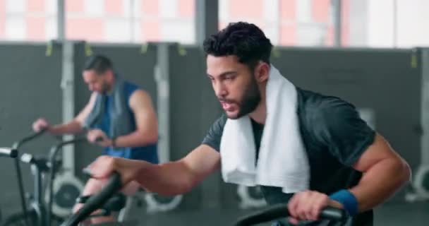 Exercício de bicicleta, fitness ou toalha com um homem atleta suando em um ginásio para treino cardiovascular. Máquina elíptica, treinamento e respiração com um ciclismo masculino para aumentar a saúde, cardio ou resistência. - Filmagem, Vídeo