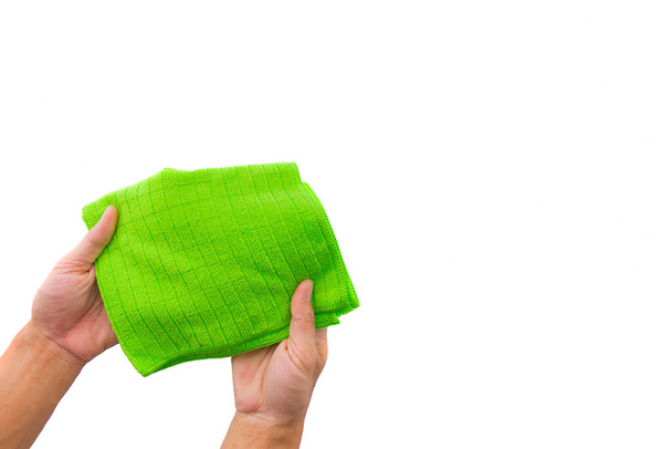 Abstrakte männliche Hand mit grünem Mikrofaser-Reinigungstuch auf weißem Grund. Hintergrundkopierraum für das Hinzufügen von Text oder Kunstwerken. - Foto, Bild