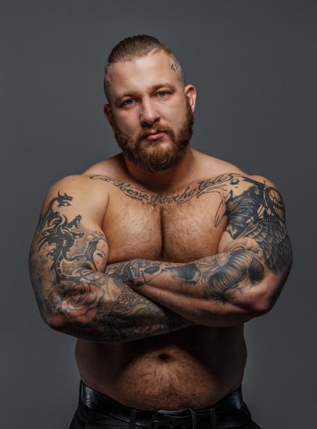 Szigorú brutális férfi szakáll és tetoválásokat - Fotó, kép