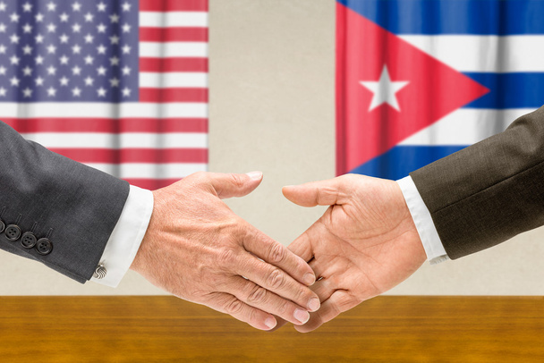 Εκπροσώπους των ΗΠΑ και της Κούβας να σφίξει το χέρι - Φωτογραφία, εικόνα
