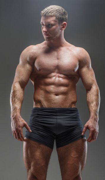 Muscular masculino mostrando seu corpo muscular
 - Foto, Imagem