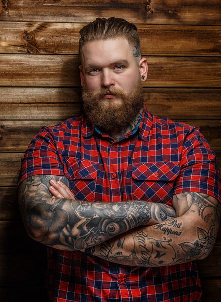 Uomo brutale con tatuaggi e barba
 - Foto, immagini