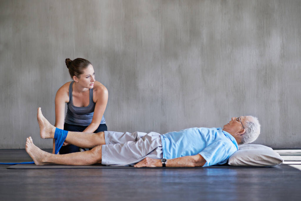 Bądź silny i zdrowy. a fizjoterapeuta pracujący z seniorem - Zdjęcie, obraz